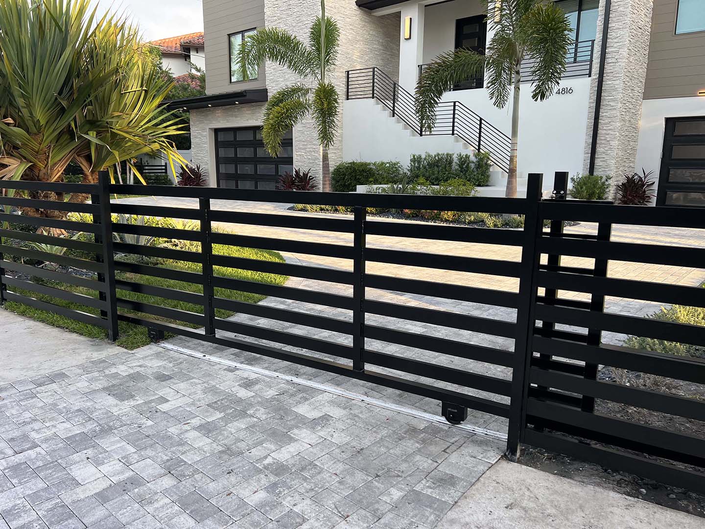 Horizontal Aluminum fence company in Tampa Florida