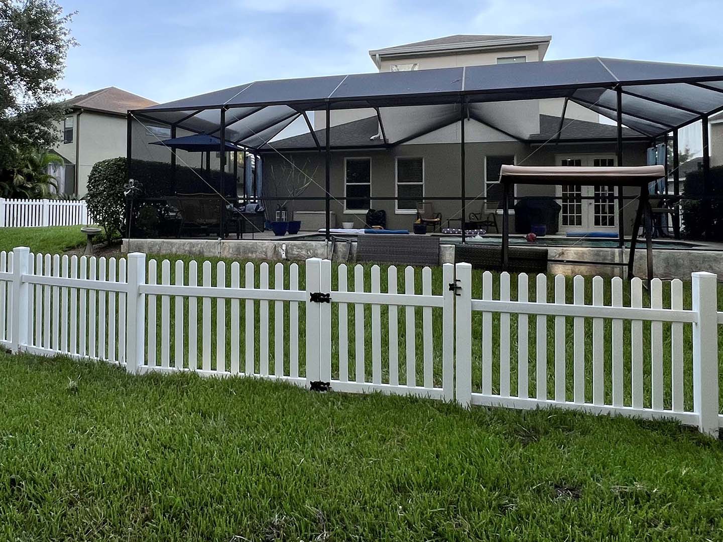 Vinyl residential picket fence company in Tampa Florida